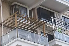 回顾湖南一女子穿睡衣与男邻居阳台上聊天引热议，网友：阳台有罪图片