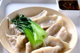 煮饺子时，是开盖煮还是盖盖煮？很多人理解错了，难怪饺子煮破皮图片