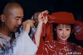 “婚姻疯子”袁立，徐威花800万为她买四合院，三婚却嫁鲜肉诗人图片