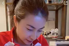 郭晶晶亲自给霍中曦缝补书包，教导儿子养好习惯！身上衣服是亮点图片