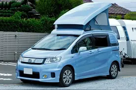 本田飞度底盘改装升顶房车，内部两张大床睡4人，旅行代步都够用图片