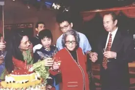 原配患结肠炎，何鸿燊：不想一辈子当和尚，迎娶14岁的二太蓝琼缨图片