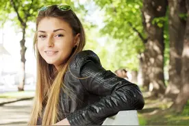 女生与相亲对象隔离结束后，决定订婚，为啥她闪婚众人叫好？图片