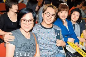 54岁的邓兆尊：8亿身家不婚不育，对3个相貌普通的女友一视同仁图片