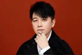 潘粤明与董洁离婚12年，他爱情事业迎来巅峰，她独自带娃旅游图片