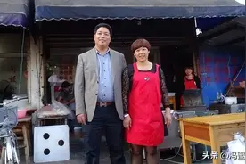 1993年，浙江大姐给穷小伙10元车费，20年后小伙携100万千里报恩图片