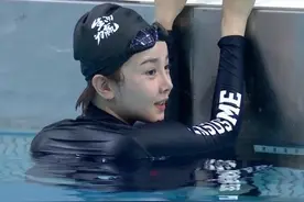 女性运动员的紧身衣备受争议，曾有粉丝试穿后，被勒得喘不过气来图片