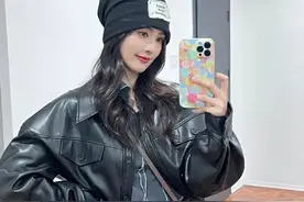 常州美女白鹿身穿黑色皮衣外套搭配黑色喇叭裤，又甜又酷个性十足图片
