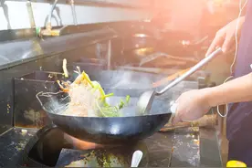 “不粘锅”有毒会致癌？涂层刮花后还能用吗，央视实验告诉你答案图片