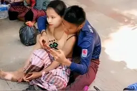 混到流浪街头也有女友？看到流浪男子女友正面，网友反映不淡定了图片