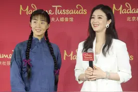 蒋欣出席蜡像揭幕仪式，被丑到无语尬笑，却强调和她“一模一样”图片