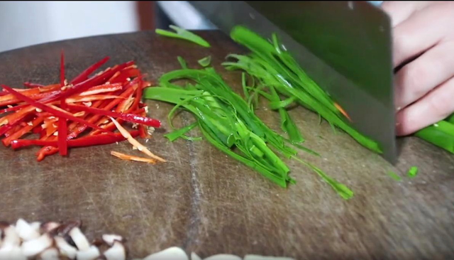 清蒸鱼切记不要放盐和料酒，教你正确做法，鱼肉鲜嫩，不腥不柴