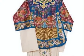 京剧服饰设计元素在手工雕刻皮包上的应用研究图片