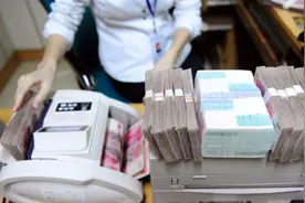 储蓄国债认购20万，5年后能有多少利息，跟定期存款比谁更划算？图片