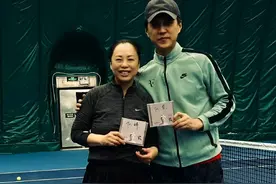 黄绮珊晒网球照，与靳东搂肩一脸灿烂，腿部肌肉明显超短裙好敢穿图片