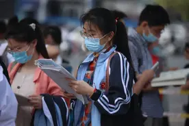 云南高考700分双胞胎均报考清华，家长喜极而泣，网友却不愿意了图片