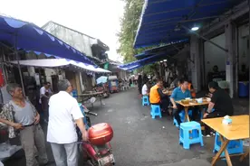 美国小哥旅游四川成都，感叹中国随便一家馆子，比美国餐厅更好吃图片