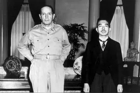 日本投降后，麦克阿瑟问天皇：怎么不切腹自尽？看看天皇怎么回答图片