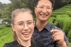 山西小伙把乌克兰妻子和丈母娘带到中国，丈母娘刚到就"合不拢嘴"图片