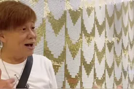 74岁梁小龙让徒弟打自己，被重击胸口面不改色，自证健康且功夫高图片