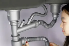 厨房下水道被油污堵死，用热水冲见效慢，建议这样做，轻松疏通图片