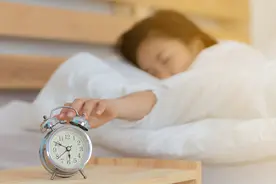 闹钟怎么也叫不醒 是什么原因？2招成功起床图片