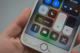 手机自带的手电筒，还隐藏着2个实用功能，一个比一个实用图片