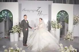 四川德阳：金毛犬在婚礼上送婚戒，新娘称想让它见证这一刻图片
