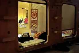 租房降级的年轻人:30元一天，住太空舱，靠日结工维持图片