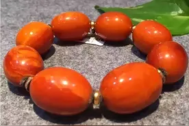 辽宁鞍山市，一位大爷捡到一块蜜蜡，经鉴定值50万元图片