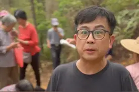 58岁港星回台山祭祖！报纸铺地墓旁吃烧猪野餐，山路陡峭险跌倒图片