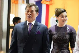 泰王和苏提达穿情侣装了！王后一身紫裙真嫩，配绿宝石笑得乐开花图片