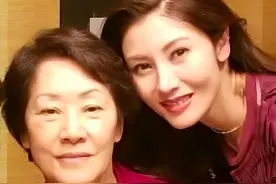 李嘉欣的妈妈露面：容颜充满富贵气，离婚后带着两个女儿独自养家图片