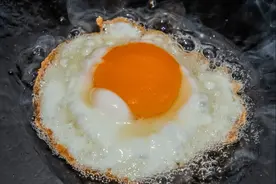 煎荷包蛋只会放油，难怪鸡蛋不成形，牢记3点，鸡蛋圆润不粘锅图片