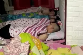 黑龙江女子拍摄女儿女婿回家，16人睡一个炕上，却被网友指指点点图片