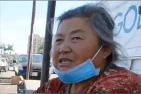 东北67岁大妈在美国捡破烂，一天赚5美元，采访时直言还是美国好图片