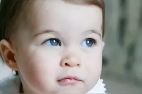 夏洛特：王室唯一的蓝眼公主，备受英女王宠爱，全球最有钱的小孩图片