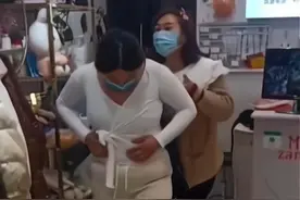 安徽宿州：女子买衣服试穿凸显一身赘肉，店主为赚钱直夸真苗条图片