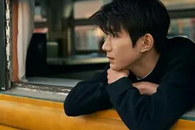 王源唱五四青年节青春歌曲《逐光》，以青春之力，奉献青春之国家图片