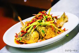 鲤鱼不要再红烧，这样带鱼鳞炸后骨头都是脆，酱汁直接炒浇汁图片