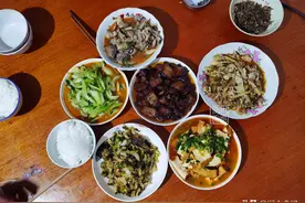 堂弟带外地女友回家，奶奶做了一桌菜，晒网上火了，网友：分手吧图片