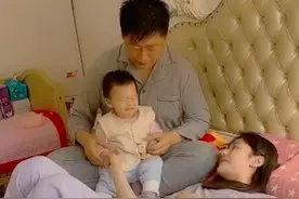 谢永强妻子顺利出院，躺床上手捂腹部还不能动，女儿一旁哭闹不休图片