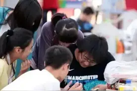 大学宿舍的攀比，勒紧裤腰带，也只买最贵，因为关乎“地位”图片