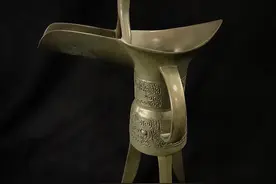 古人饮酒时双柱贴合眉间，展现了青铜爵形态，增加了用爵饮酒美感图片