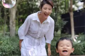 主持人春妮罕晒爱子正脸！4岁儿子圆脸俩酒窝，与刚强如复制粘贴图片