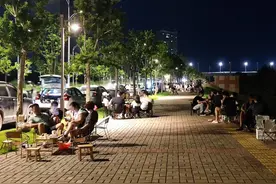 “夜摊经济”火了，有人一晚赚了3千多块！你有摆摊经历吗？图片