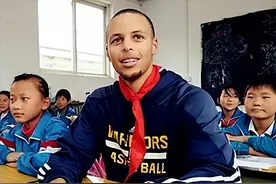 NBA球星在中国有多接地气？罗斯看大爷打麻将 麦迪在乡村骑电动车图片