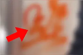 上海地铁内一男子涂鸦致列车停运，地铁客服回应图片