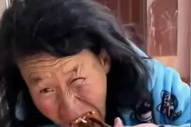 太让人泪目了！男孩往学校食堂打饭给精神障碍母亲，自己却吃剩饭图片