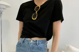 这是我见过最高级大气的“T恤”，优雅又减龄，看着就“贵”图片